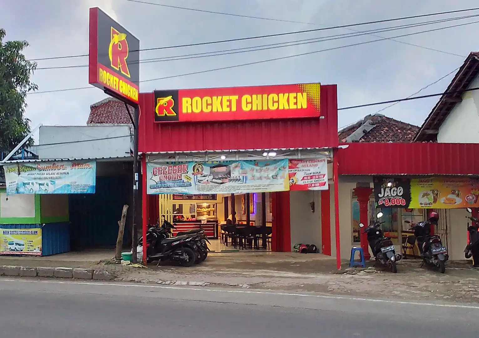 [Gambar Gerai Rocket Chicken]