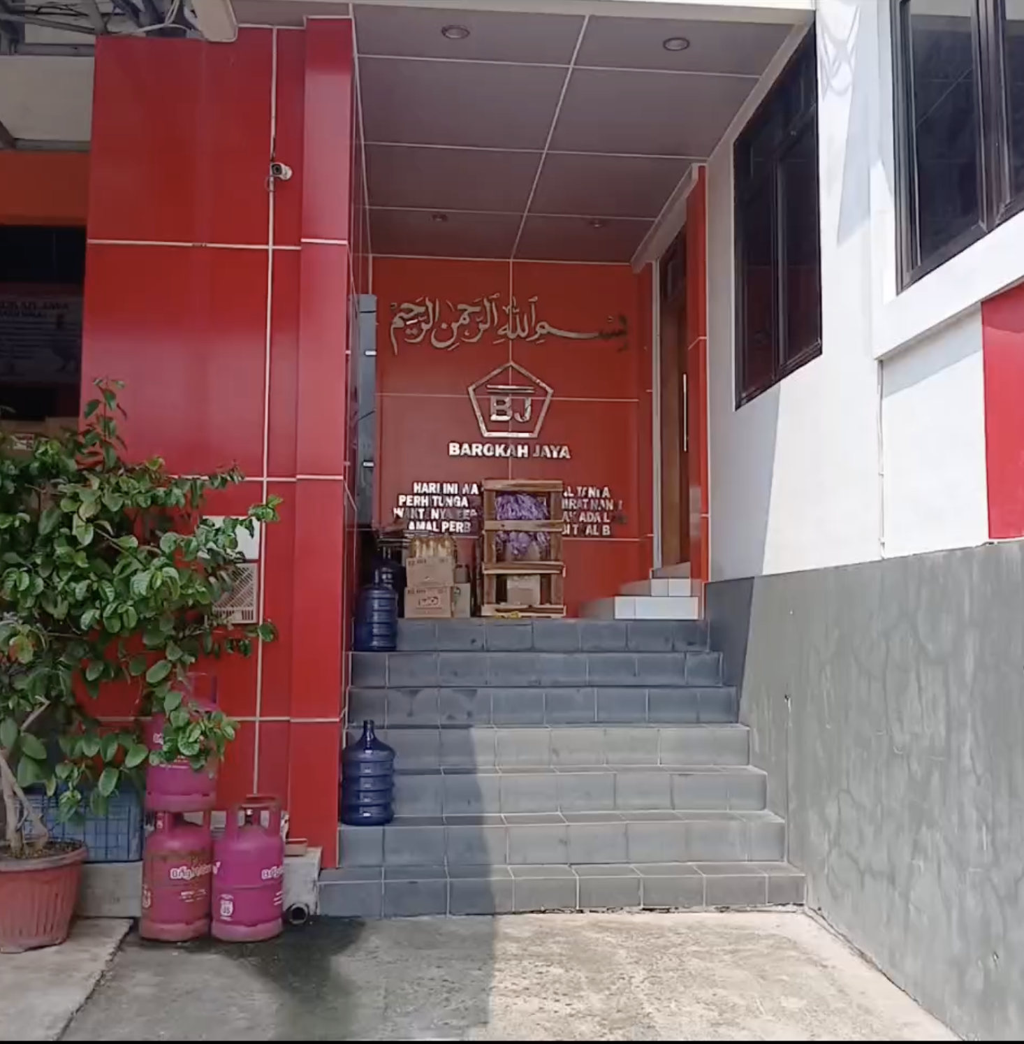 [Gambar Peternakan Ayam]